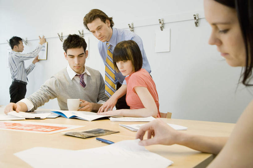 东方人,西方人,同事,商务人士,商务男性,商务女性,办公室,站,坐,举,笑,说,微笑,露齿笑,横图,室内,白天,正面,衬衫,讨论,成功,合作,团队,集体,信心,家具,桌子,杯子,椅子,欧洲,欧洲人,亚洲,五个人,一排,许多,吊挂,弯腰,握,悬挂,套装,整齐,笔,材料,瓷器,档案,文件,塑料,办公桌,墙,办公用品,咖啡杯,陶瓷制品,很多,许多人,挂,拿,拿着,扭头,注视,黄种人,队伍,水笔,墙壁,墙面,文具,排列,一个,白色,会议椅,夹子,晾衣绳,绳子,塑料制品,学习用品,资料,观察,看,托,站着,转头,一群人,握着,单个,观看,办公椅,文具用品,察看,领导,成就,队列,关注,文档,瓷杯,商务装,合伙,领袖,工薪阶层,衣夹,办公家具,弯身,商务椅,培训椅,交流,男人,男性,年轻女性,女人,女性,中年男性,白种人,亚洲人,白领,上班族,沟通,讲话,交谈,举起,举手,举着,商讨,说话,谈话,向上举,向上伸,向上托,站立,坐着,半身,彩图,衬衣