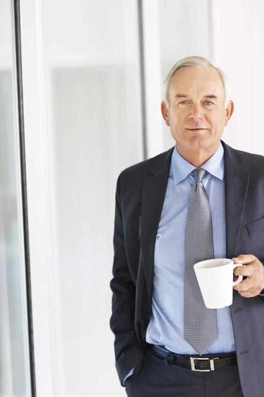 西方人,一个人,商务人士,商务男性,站,笑,微笑,竖图,室内,白天,正面,衬衫,窗户,落地窗,杯子,欧洲,欧洲人,仅一个男性,仅一个人,握,套装,朦胧,模糊,瓷器,咖啡杯,陶瓷制品,拿,拿着,注视,玻璃窗,一个,白色,观察,看,站着,仅一个老年男性,握着,单个,观看,察看,关注,瓷杯,商务装,手插袋,单手插袋,工薪阶层,单手抄兜,单手放兜,老年男性,男人,男性,白种人,白领,上班族,插兜,手插兜,手放口袋,站立,半身,彩图,衬衣,手抄兜