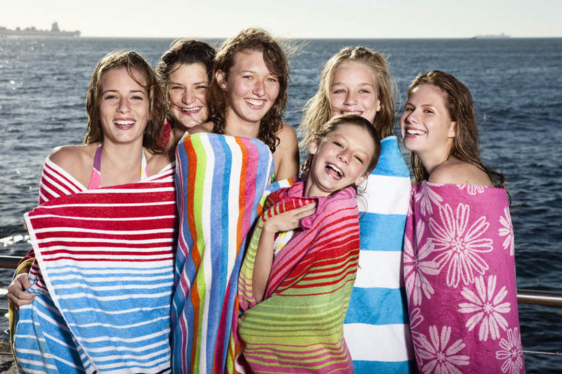 西方人,伙伴,朋友,栏杆,站,笑,微笑,露齿笑,横图,室外,白天,正面,泳装,比基尼,友谊,海浪,海洋,沙滩,纺织品,欧洲,欧洲人,握,阴影,装饰,光线,毛毯,沙子,毯子,影子,海岸,浪花,水平线,围栏,辽阔,海平线,沙地,许多人,拿,拿着,扭头,注视,护栏,纺织,蓝色,蓝天,天空,阳光,海水,垫子,天,观察,看,靠,靠着,站着,转头,一群人,广阔,温暖,搭,握着,晴朗,观看,一望无际,华丽,修饰,点缀,察看,搭着,关注,海景,万里无云,衬托,美观,雅致,雅观,无边无际,一马平川,友情,年轻女性,女人,女性,白种人,大海,风浪,海,海水的波动,海滩,近岸浪,涌浪,晴空,晴空万里,站立,半身,彩图,三点式,泳衣,水天相接,水天一线