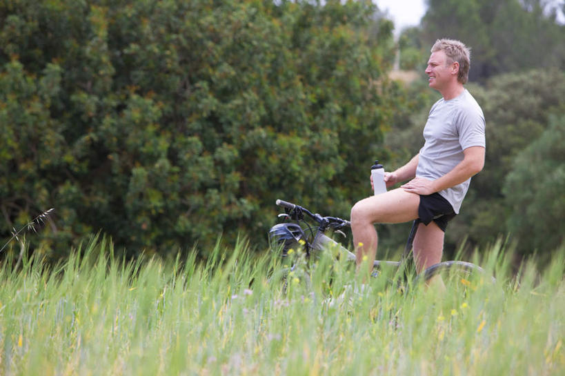 西方人,一个人,坐,笑,微笑,露齿笑,横图,室外,白天,正面,草地,草坪,水,植物,自行车,欧洲,欧洲人,仅一个男性,仅一个人,仅一个中年男性,一辆,握,阴影,服装,光线,液体,影子,拿,山地车,拿着,注视,休闲装,饮用水,踩,车,脚踏车,草,树,树木,一个,衣服,绿色,阳光,自然,瓶子,塑料制品,交通工具,矿泉水,踩着,观察,看,休闲,休闲服,塑料瓶,握着,服饰,生长,单个,成长,观看,察看,关注,载具,山地自行车,蒸馏水,男人,男性,中年男性,白种人,坐着,彩图,全身