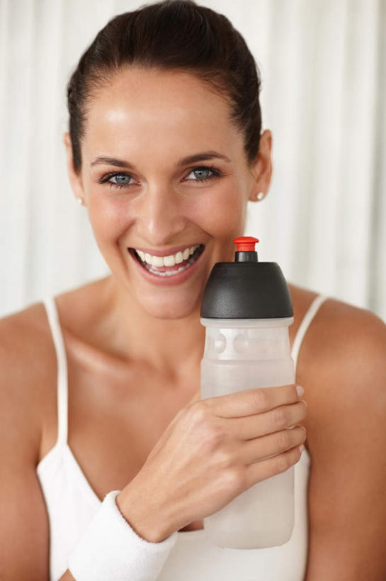 西方人,脸,头,脸颊,手,一个人,站,笑,微笑,露齿笑,竖图,室内,特写,白天,正面,水,窗帘,吊带,欧洲,欧洲人,仅一个女性,仅一个人,握,服装,朦胧,模糊,装饰,液体,拿,拿着,注视,吊带衫,饮用水,肩膀,一个,衣服,白色,帘子,瓶子,塑料制品,矿泉水,观察,看,站着,仅一个中年女性,手部,遮阳,塑料瓶,握着,服饰,单个,观看,单手,华丽,修饰,点缀,察看,衣着,穿着,关注,蒸馏水,衬托,美观,雅致,雅观,衣饰,女人,女性,中年女性,白种人,头部,脸部,脸蛋,面部,站立,半身,彩图