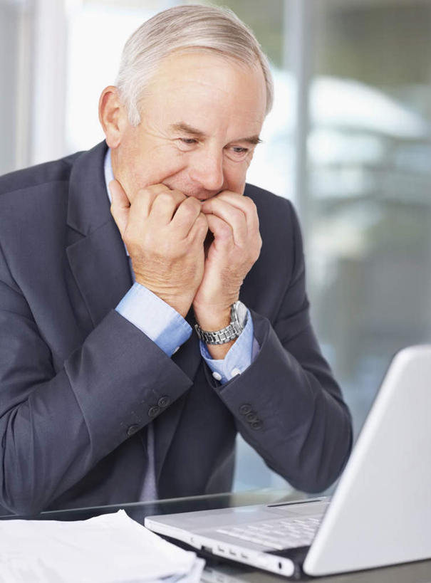 西方人,一个人,商务人士,商务男性,办公室,坐,竖图,室内,白天,正面,衬衫,电脑,笔记本电脑,窗户,家具,落地窗,桌子,椅子,欧洲,欧洲人,仅一个男性,仅一个人,撑,咬,套装,朦胧,模糊,网络,材料,档案,文件,办公桌,托腮,注视,通讯设备,玻璃窗,白色,会议椅,资料,观察,看,托,仅一个老年男性,观看,一台,办公椅,咬着,察看,无线,撑着,关注,托下巴,文档,通信设备,商务装,无线网络,无线上网,便携式电脑,工薪阶层,办公家具,商务椅,培训椅,手提电脑,老年男性,男人,男性,白种人,白领,上班族,坐着,半身,彩图,衬衣