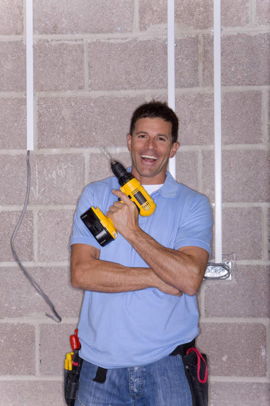 西方人,一个人,机修工,站,笑,微笑,露齿笑,竖图,室内,白天,正面,欧洲,欧洲人,仅一个男性,仅一个人,仅一个中年男性,握,服装,管子,墙,拿,拿着,注视,休闲装,管道,墙壁,墙面,工人,一个,衣服,蓝色,观察,看,站着,休闲,休闲服,握着,服饰,单个,观看,电钻,察看,关注,水泥管,手电钻,电动工具,男人,男性,中年男性,白种人,机械师,机修工人,站立,半身,彩图