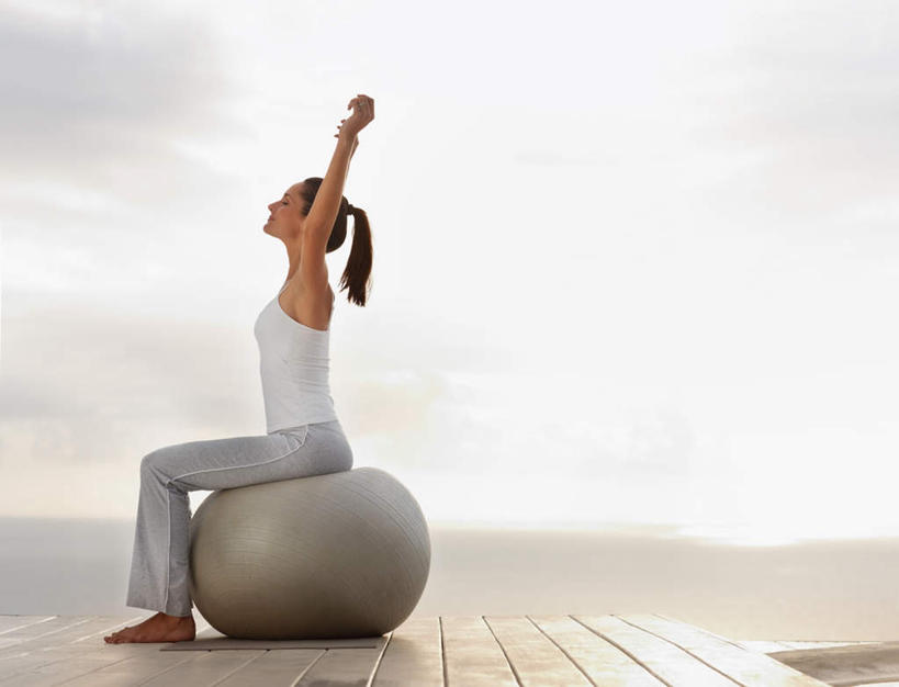 西方人,一个人,坐,举,闭眼,横图,室外,白天,侧面,日落,地板,欧洲,欧洲人,仅一个女性,仅一个人,阴影,服装,光线,影子,晚霞,霞光,落日,地面,休闲装,木地板,一个,衣服,阳光,黄昏,托,仅一个中年女性,休闲,休闲服,健身球,彩霞,服饰,单个,瑜伽球,夕照,女人,女性,中年女性,白种人,夕阳,闭眼睛,闭着眼,闭着眼睛,举起,举手,举着,抬头,向上举,向上伸,向上托,仰头,坐着,彩图,全身,斜阳