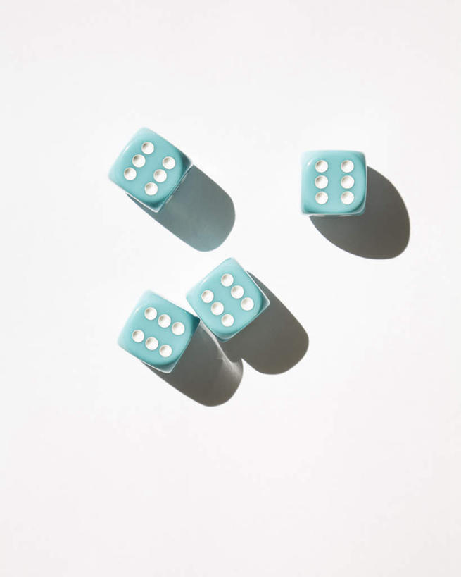 无人,竖图,室内,特写,白天,白色背景,正面,游戏,赌博,贪欲,竞争,静物,玩具,阴影,反射,骰子,影子,玩,娱乐,刺激,四个,休闲,摄影,影棚,活动,发泄,消遣,智力,赌具,色子,投机,侥幸,欲望,投子,宣泄,玩耍,嬉戏,彩图,影棚拍摄,拍摄,胜负,输赢