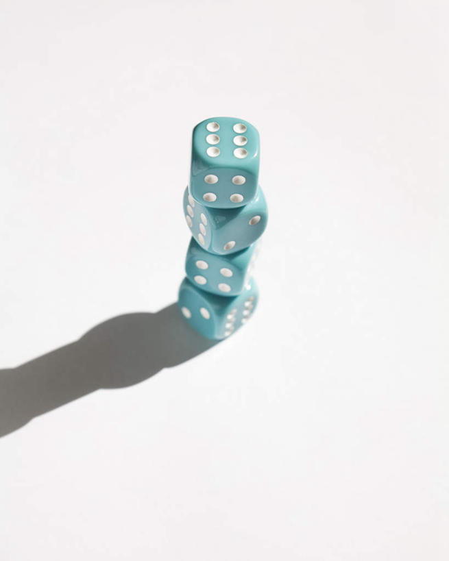 无人,竖图,俯视,室内,特写,白天,游戏,赌博,贪欲,竞争,静物,玩具,一堆,阴影,堆叠,堆积,反射,骰子,影子,玩,娱乐,刺激,四个,休闲,活动,堆,发泄,消遣,智力,赌具,色子,投机,侥幸,欲望,投子,宣泄,玩耍,嬉戏,彩图,高角度拍摄,胜负,输赢