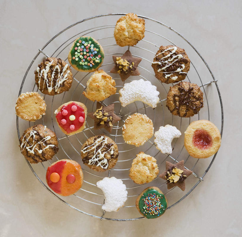 点心,无人,横图,俯视,室内,特写,白天,白色背景,餐具,许多,阴影,反射,碟子,盘,影子,食品,曲奇,很多,食物,盘子,碟,饼干,零食,摄影,影棚,曲奇饼,曲奇饼干,彩图,高角度拍摄,影棚拍摄,拍摄