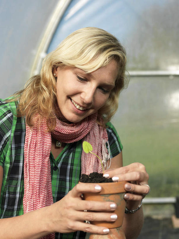 西方人,一个人,笑,微笑,露齿笑,竖图,室内,白天,正面,植物,欧洲,欧洲人,仅一个女性,仅一个人,握,阴影,服装,装饰,反射,盆栽,影子,泥土,土壤,盆景,拿,温室,拿着,注视,休闲装,衣服,红色,绿色,自然,围巾,低头,观察,看,仅一个中年女性,休闲,温暖,休闲服,握着,服饰,设施,生长,成长,围脖,观看,保暖,华丽,点缀,察看,暖房,防寒,御寒,关注,加温,透光,保温,衬托,美观,雅致,雅观,女人,女性,中年女性,白种人,半身,彩图