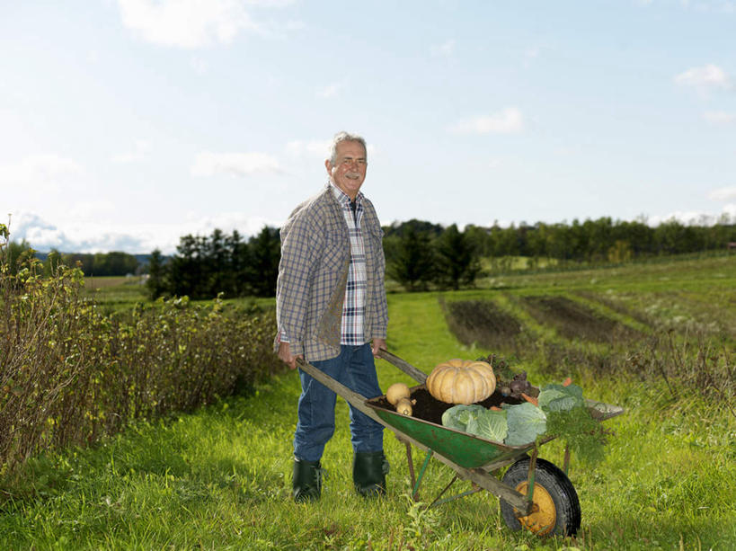 西方人,一个人,站,横图,室外,白天,正面,草地,草坪,树林,植物,南瓜,蔬菜,鞋子,欧洲,欧洲人,仅一个男性,仅一个人,一辆,握,阴影,服装,丰富,丰收,新鲜,光线,影子,雨鞋,雨靴,云,云朵,金瓜,食品,丰盛,拿,云彩,拿着,注视,休闲装,靴子,番瓜,车,草,树,树木,食物,衣服,黄色,蓝色,绿色,灰色,白云,蓝天,天空,阳光,自然,手推车,交通工具,天,观察,看,站着,仅一个老年男性,休闲,休闲服,握着,服饰,有机食品,绿色食品,独轮车,生长,晴朗,成长,观看,麦瓜,倭瓜,察看,关注,载具,胶鞋,丰登,丰硕,老年男性,男人,男性,白种人,晴空,站立,彩图,全身