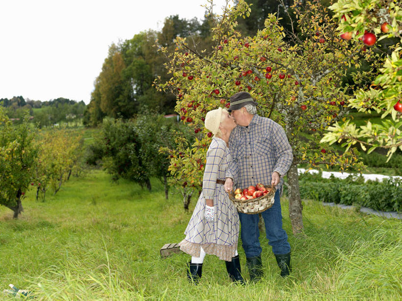 西方人,老年人,两个人,家庭,夫妻,站,捧,吻,交叉,横图,室外,白天,正面,爱情,草地,草坪,花海,花圃,植物,竹子,苹果,帽子,叶子,欧洲,欧洲人,许多,阴影,竹制,服装,盛开,编织,光线,篮子,影子,果树,很多,浪漫,花蕾,休闲装,草,花,花瓣,花朵,花卉,鲜花,树,树木,衣服,红色,绿色,天空,阳光,自然,遮阳帽,竹篮,花丛,花束,花田,天,花苞,花蕊,站着,休闲,温暖,温馨,一家人,休闲服,恩爱,恋人,服饰,生长,晴朗,成长,竹条,交织,和睦,竹制品,苹果树,万里无云,穿插,老年男性,老年女性,男人,男性,女人,女性,白种人,夫妇,情侣,晴空,晴空万里,端,端着,捧着,亲,亲吻,手捧,站立,彩图,全身,伴侣,融洽