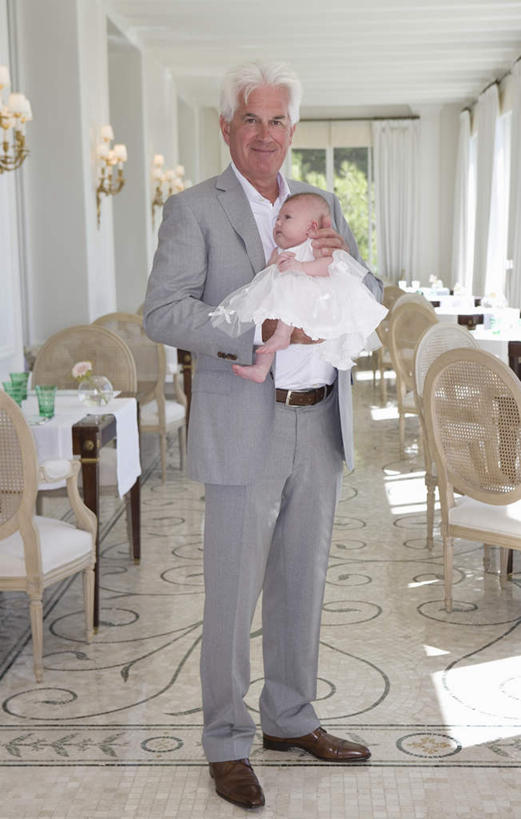 西方人,婴儿,儿童,老年人,两个人,家庭,夫妻,祖母,祖父,站,抱,竖图,室外,白天,正面,衬衫,婴儿服装,西装,爱情,纯洁,餐桌,桌子,椅子,欧洲,欧洲人,阴影,套装,正装,光线,影子,木椅,走道,走廊,过道,浪漫,注视,职业装,小孩,阳光,观察,看,站着,温暖,温馨,一家人,恩爱,可爱,恋人,活泼,奶奶,爷爷,餐台,抱着,观看,祖孙,和睦,察看,搂着,关注,宝宝,纯真,烂漫,无邪,外婆,外祖母,外公,外祖父,外孙,外孙子,伶俐,天真,老年男性,老年女性,男人,男性,女人,女性,白种人,孩子,夫妇,情侣,孙子,怀抱,搂,搂抱,相抱,拥抱,站立,彩图,全身,衬衣,婴儿服,伴侣,融洽