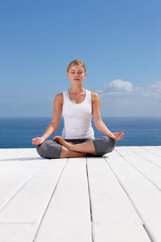 西方人,一个人,坐,闭眼,盘腿,竖图,室外,白天,正面,锻炼,瑜伽,运动,海浪,海洋,欧洲,欧洲人,仅一个年轻女性,仅一个女性,仅一个人,阴影,服装,光线,瓷砖,地砖,影子,浪花,云,云朵,地面,云彩,休闲装,衣服,蓝色,白色,白云,蓝天,天空,阳光,海水,天,休闲,休闲服,养生,服饰,晴朗,海景,莲花式,体育,年轻女性,女人,女性,白种人,大海,风浪,海,海水的波动,近岸浪,涌浪,晴空,闭眼睛,闭着眼,闭着眼睛,盘腿而坐,盘膝,盘着腿的,盘着腿坐,双腿交叉,坐着,彩图,全身,健身