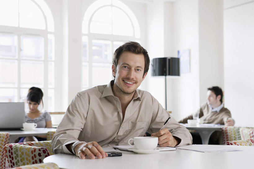 西方人,三个人,同事,商务人士,商务男性,商务女性,坐,打电话,横图,室内,白天,正面,衬衫,成功,合作,团队,集体,信心,电脑,笔记本电脑,餐桌,窗户,桌子,杯子,电话,手机,欧洲,欧洲人,撑,阴影,套装,反射,网络,瓷器,影子,墙,咖啡杯,陶瓷制品,注视,通讯设备,队伍,玻璃窗,墙壁,墙面,观察,看,餐台,观看,一台,察看,无线,领导,撑着,成就,关注,咖啡店,瓷杯,通信设备,商务装,无线网络,咖啡屋,合伙,领袖,无线上网,便携式电脑,工薪阶层,交流,手提电脑,男人,男性,年轻男性,年轻女性,女人,女性,白种人,白领,上班族,沟通,通话,坐着,半身,彩图,衬衣,咖啡馆