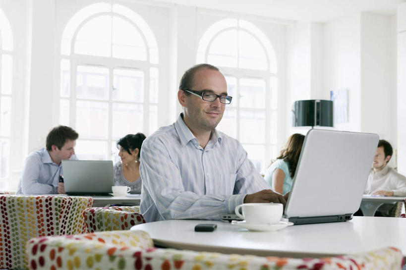 西方人,同事,商务人士,商务男性,商务女性,坐,笑,打电话,微笑,横图,室内,白天,正面,衬衫,成功,合作,团队,集体,信心,电脑,笔记本电脑,餐桌,窗户,桌子,电话,手机,欧洲,欧洲人,五个人,敲打,阴影,套装,反射,网络,笔,眼镜,影子,墙,办公用品,记事本,许多人,注视,输入,通讯设备,队伍,水笔,玻璃窗,墙壁,墙面,文具,本子,笔记本,学习用品,打字,观察,看,一群人,餐台,观看,点击,敲击,文具用品,察看,无线,领导,成就,关注,咖啡店,通信设备,商务装,无线网络,咖啡屋,合伙,领袖,近视眼镜,无线上网,便携式电脑,工薪阶层,交流,按键,手提电脑,男人,男性,年轻男性,年轻女性,女人,女性,中年男性,白种人,白领,上班族,沟通,通话,坐着,半身,彩图,衬衣,咖啡馆