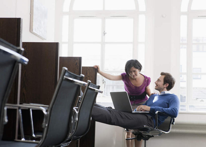 西方人,两个人,商务人士,商务男性,商务女性,办公室,站,坐,笑,微笑,露齿笑,横图,室内,白天,正面,衬衫,爱情,电脑,笔记本电脑,窗户,桌子,椅子,欧洲,欧洲人,敲打,弯腰,阴影,套装,反射,网络,影子,办公桌,浪漫,抬腿,注视,输入,通讯设备,玻璃窗,蓝色,紫色,会议椅,打字,观察,看,站着,温暖,温馨,恩爱,搭,恋人,观看,点击,一台,敲击,办公椅,和睦,察看,无线,搭着,关注,通信设备,商务装,无线网络,无线上网,便携式电脑,工薪阶层,弯身,商务椅,培训椅,按键,手提电脑,男人,男性,年轻男性,女人,女性,中年女性,白种人,情侣,白领,上班族,站立,坐着,半身,彩图,衬衣,伴侣,融洽