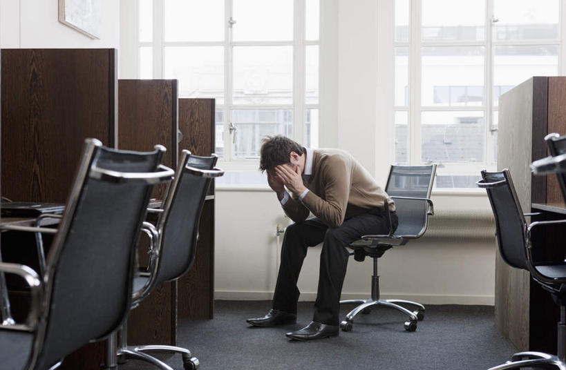 西方人,一个人,商务人士,商务男性,办公室,坐,横图,室内,白天,侧面,衬衫,窗户,落地窗,桌子,椅子,欧洲,欧洲人,仅一个男性,仅一个人,抱头,撑,阴影,套装,反射,影子,办公桌,注视,玻璃窗,仅一个年轻男性,会议椅,低头,观察,看,观看,办公椅,察看,双手抱头,撑着,关注,商务装,工薪阶层,商务椅,培训椅,捧首,捧头,男人,男性,年轻男性,白种人,白领,上班族,坐着,彩图,全身,衬衣