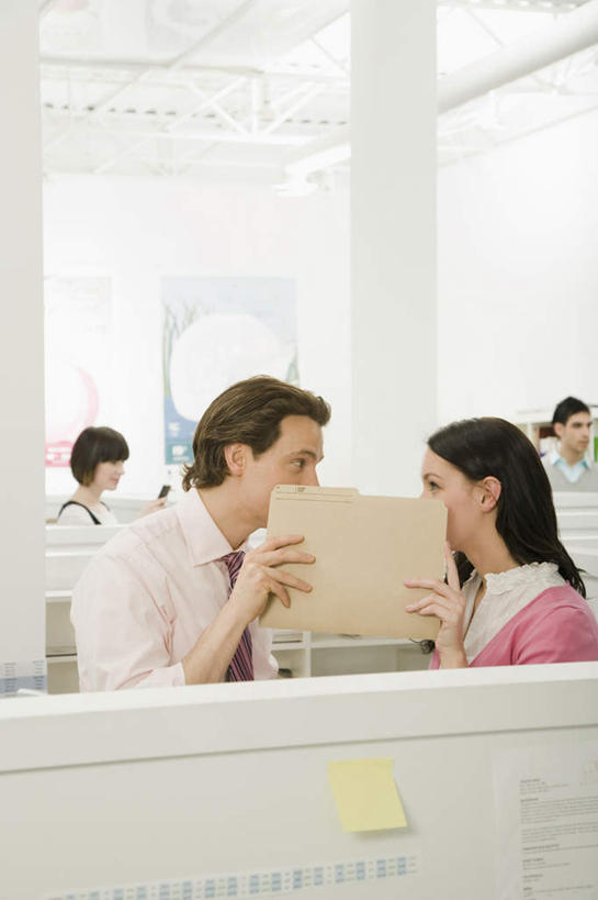 西方人,两个人,同事,商务人士,商务男性,商务女性,办公室,说,竖图,室内,白天,侧面,衬衫,讨论,成功,合作,团队,集体,信心,窗户,桌子,椅子,欧洲,欧洲人,握,套装,材料,档案,文件,纸,办公桌,拿,拿着,队伍,玻璃窗,手稿,资料,握着,遮,遮掩,证明,领导,掩盖,遮挡,成就,文档,商务装,合伙,领袖,工薪阶层,遮盖,掩饰,交流,男人,男性,年轻女性,女人,女性,中年男性,白种人,白领,上班族,沟通,讲话,交谈,商讨,说话,谈话,半身,彩图,衬衣