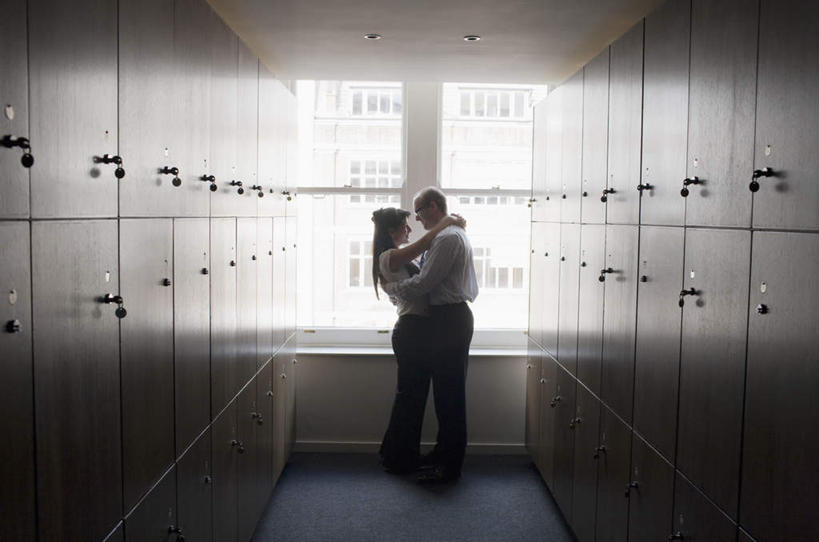 西方人,两个人,商务人士,商务男性,商务女性,办公室,站,抱,横图,室内,白天,侧面,衬衫,爱情,窗户,柜子,欧洲,欧洲人,套装,浪漫,注视,玻璃窗,衣橱,观察,看,站着,温暖,温馨,恩爱,恋人,抱着,观看,和睦,察看,搂着,关注,商务装,工薪阶层,更衣橱,男人,男性,女人,女性,中年男性,中年女性,白种人,情侣,白领,上班族,怀抱,搂,搂抱,相抱,拥抱,站立,彩图,全身,衬衣,伴侣,融洽