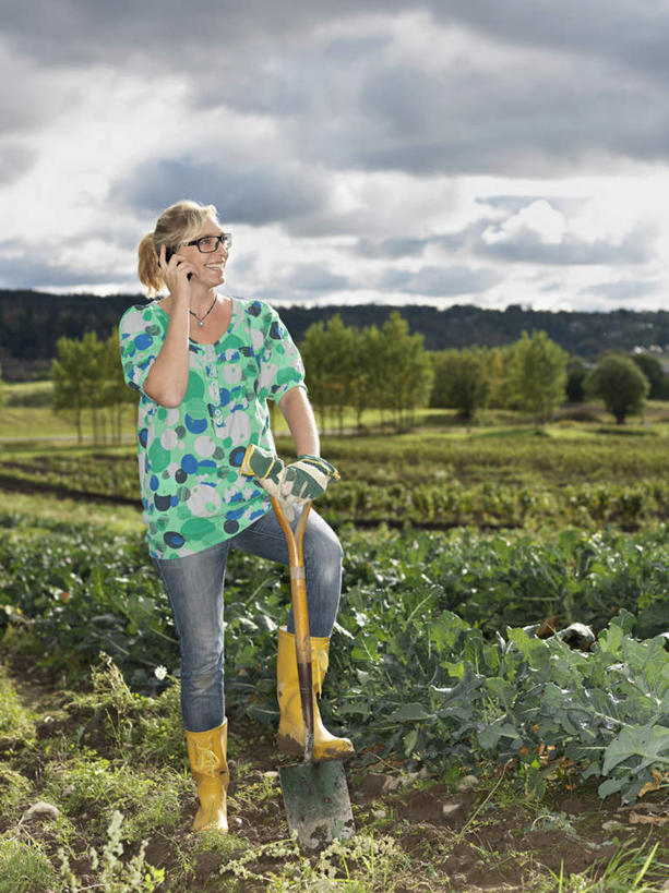 西方人,一个人,农田,站,说,打电话,竖图,室外,白天,正面,讨论,庄稼,农作物,电话,手机,鞋子,欧洲,欧洲人,仅一个女性,仅一个人,握,服装,墨镜,眼镜,雨鞋,雨靴,云,云朵,拿,云彩,拿着,注视,休闲装,通讯设备,靴子,衣服,蓝色,白云,蓝天,天空,太阳镜,太阳眼镜,天,观察,看,站着,仅一个中年女性,休闲,休闲服,遮阳镜,握着,服饰,晴朗,观看,察看,关注,胶鞋,交流,女人,女性,中年女性,白种人,晴空,沟通,讲话,交谈,商讨,说话,谈话,通话,站立,彩图,全身,耕地,庄稼田