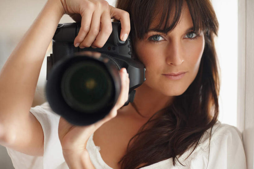 西方人,一个人,站,横图,室内,白天,正面,相机,欧洲,非洲,黑人,欧洲人,仅一个女性,仅一个人,握,服装,墙,拿,拿着,注视,休闲装,墙壁,墙面,拍照,衣服,数码相机,观察,看,靠,靠着,站着,仅一个中年女性,休闲,休闲服,单反,握着,摄影,服饰,观看,单反相机,察看,关注,女人,女性,中年女性,非洲人,照相机,站立,半身,彩图,照相