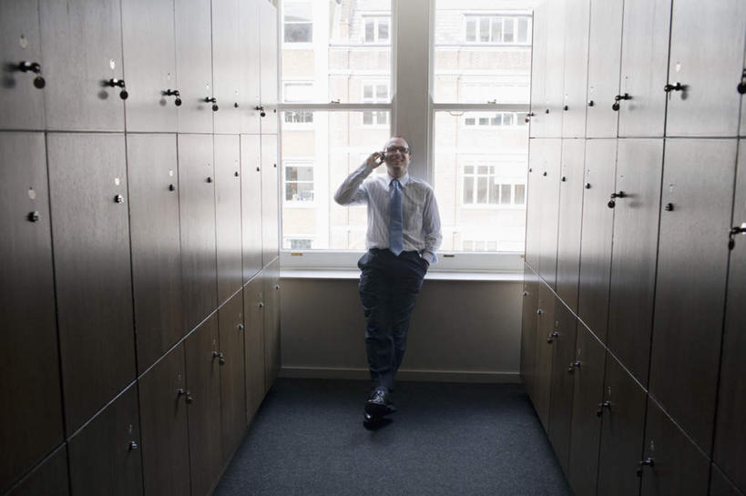 西方人,一个人,商务人士,商务男性,办公室,坐,笑,说,打电话,微笑,横图,室内,白天,正面,衬衫,讨论,窗户,柜子,电话,手机,欧洲,欧洲人,仅一个男性,仅一个人,仅一个中年男性,握,套装,领带,拿,拿着,注视,通讯设备,玻璃窗,衣橱,观察,看,握着,观看,察看,象征,庄重,关注,商务装,身份,工薪阶层,更衣橱,正式,地位,交流,男人,男性,中年男性,白种人,白领,上班族,沟通,讲话,交谈,商讨,说话,谈话,通话,坐着,彩图,全身,衬衣