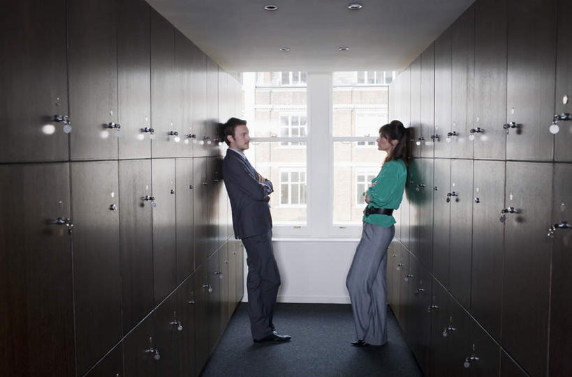 西方人,两个人,同事,商务人士,商务男性,商务女性,办公室,站,双手交叉,横图,室内,白天,侧面,衬衫,成功,合作,团队,集体,信心,窗户,柜子,欧洲,欧洲人,套装,注视,队伍,玻璃窗,衣橱,观察,看,靠,靠着,站着,观看,察看,领导,双手抱胸,成就,关注,商务装,合伙,领袖,工薪阶层,更衣橱,男人,男性,年轻男性,女人,女性,中年女性,白种人,白领,上班族,站立,彩图,全身,衬衣