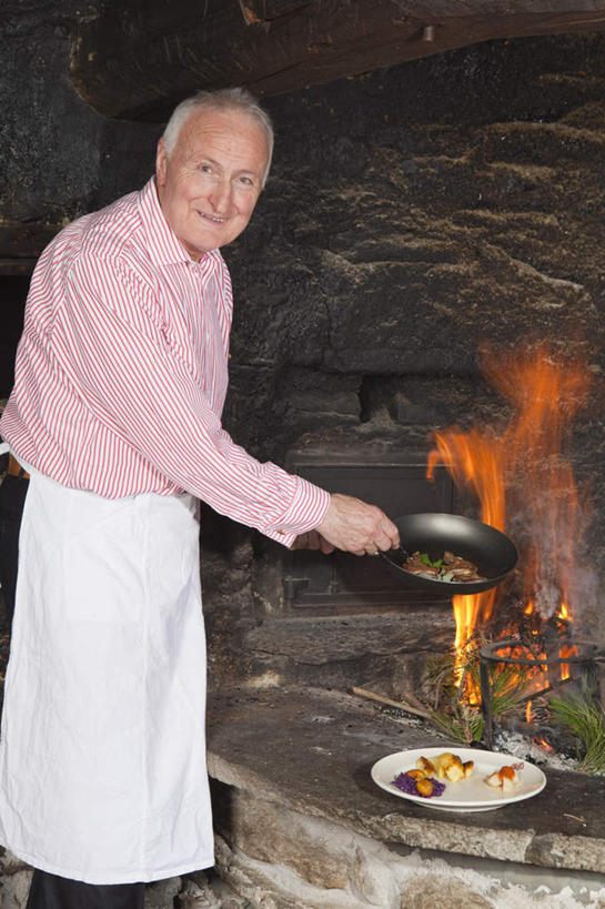 西方人,一个人,站,竖图,室内,白天,侧面,烹饪,热情,厨具,火,金属制品,欧洲,欧洲人,仅一个男性,仅一个人,握,服装,金属,锅子,火焰,围裙,燃烧,拿,拿着,注视,休闲装,锅,衣服,观察,看,站着,仅一个老年男性,休闲,休闲服,握着,服饰,锅具,观看,察看,关注,炊具,烹饪用具,老年男性,男人,男性,白种人,烹调用具,烹调,站立,半身,彩图