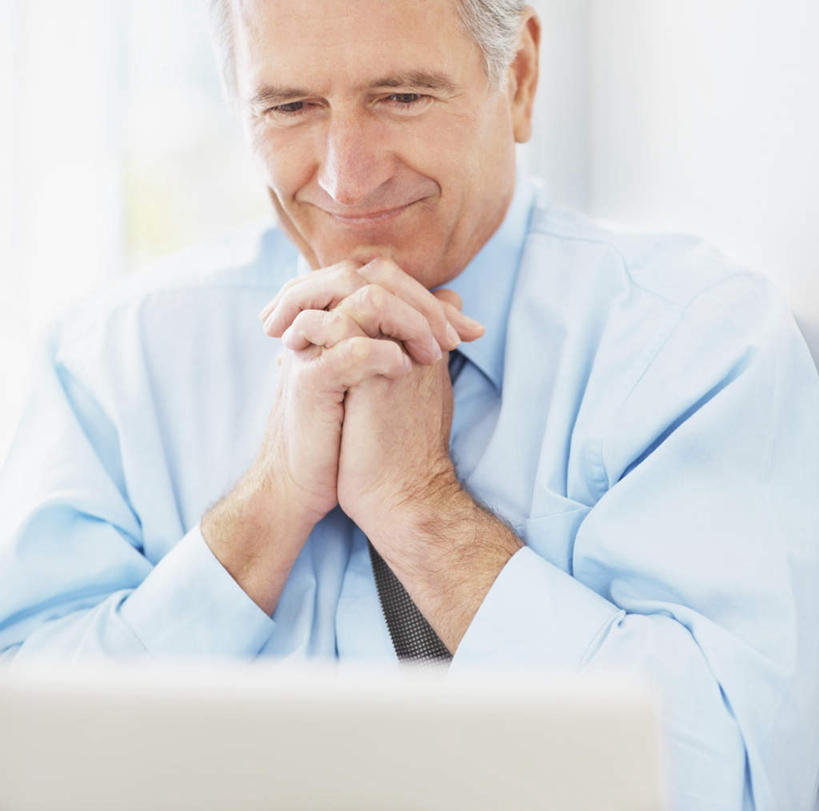 西方人,一个人,商务人士,商务男性,办公室,笑,微笑,横图,室内,白天,正面,衬衫,电脑,笔记本电脑,欧洲,非洲,黑人,欧洲人,仅一个男性,仅一个人,撑,套装,朦胧,模糊,网络,领带,托腮,注视,通讯设备,观察,看,托,仅一个老年男性,观看,察看,无线,象征,庄重,关注,托下巴,通信设备,商务装,身份,无线网络,无线上网,便携式电脑,工薪阶层,正式,地位,手提电脑,老年男性,男人,男性,非洲人,白领,上班族,半身,彩图,衬衣