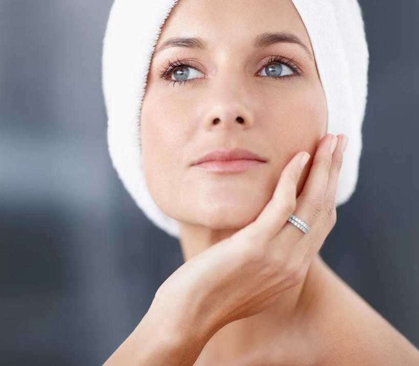 西方人,脸,头,脸颊,手,一个人,摸,横图,室内,特写,白天,正面,爱情,欧洲,欧洲人,仅一个女性,仅一个人,抚摸,朦胧,模糊,纺织物,浪漫,注视,裸露,肩膀,装饰品,戒指,饰品,首饰,毛巾,观察,看,清洁,仅一个中年女性,手部,恩爱,观看,保暖,单手,信物,察看,权利,关注,裸,透气,防水,手饰,储水,耐磨,吸水,女人,女性,中年女性,白种人,头部,脸部,脸蛋,面部,触摸,接触,半身,彩图