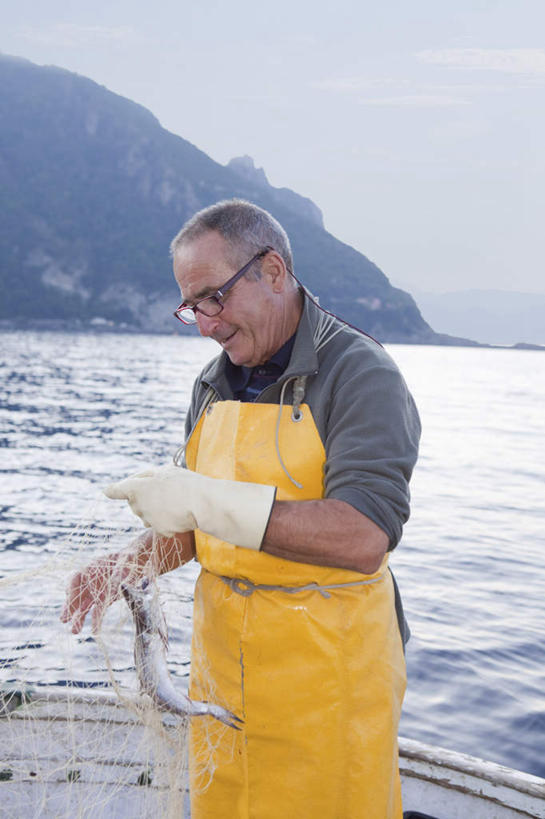 西方人,一个人,站,竖图,室外,白天,正面,安全,海浪,海洋,山,山脉,船,欧洲,欧洲人,仅一个男性,仅一个人,握,服装,鱼,围裙,眼镜,浪花,山峰,云,云朵,游艇,防护,山峦,拿,云彩,拿着,注视,休闲装,鱼类,衣服,蓝色,白云,蓝天,天空,海水,手套,交通工具,群山,天,观察,看,站着,仅一个老年男性,休闲,休闲服,握着,服饰,渔网,晴朗,观看,保护,渔具,察看,关注,抓捕,载具,保险,捕捞,鱼网,近视眼镜,海景,拉网,捕捞工具,保全,周全,安稳,安定,防护手套,平安,老年男性,男人,男性,白种人,大海,风浪,海,海水的波动,近岸浪,涌浪,晴空,站立,半身,彩图