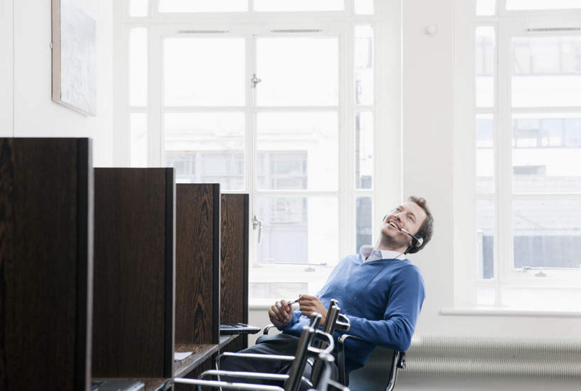 西方人,一个人,商务人士,商务男性,办公室,坐,横图,室内,白天,正面,衬衫,通讯,电脑,笔记本电脑,窗户,桌子,椅子,欧洲,欧洲人,仅一个男性,仅一个人,套装,服装,网络,信息,办公桌,听,注视,休闲装,通讯设备,玻璃窗,仅一个年轻男性,衣服,耳机,耳麦,话筒,观察,看,休闲,休闲服,通信,服饰,观看,协调,察看,无线,麦克风,关注,扩音器,通信设备,商务装,无线网络,蓝牙,蓝牙耳机,传声器,无线上网,便携式电脑,工薪阶层,微音器,手提电脑,男人,男性,年轻男性,白种人,白领,上班族,坐着,半身,彩图,衬衣