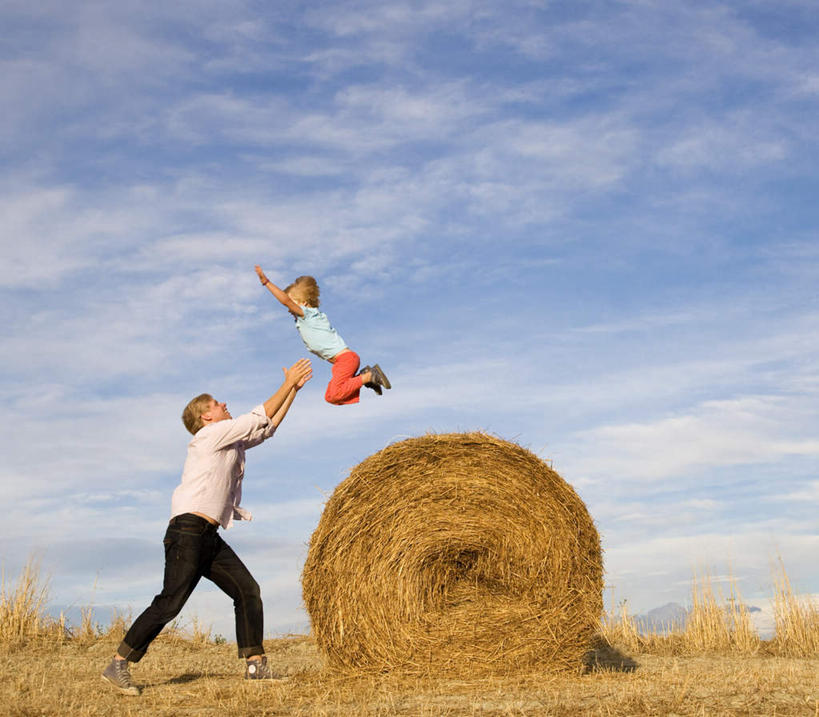 西方人,儿童,中年人,两个人,家庭,父亲,儿子,站,跳,举,伸展双臂,抱,横图,室外,白天,侧面,纯洁,植物,欧洲,欧洲人,服装,枯萎,云,云朵,干草,枯草,云彩,注视,休闲装,草,小孩,衣服,黄色,蓝色,白云,蓝天,天空,草垛,天,观察,看,托,站着,休闲,温暖,温馨,父子,一家人,休闲服,父爱,可爱,童年,童趣,服饰,晴朗,抱着,观看,和睦,察看,搂着,关注,童真,烂漫,无邪,干草垛,天真,男孩,男人,男性,中年男性,白种人,孩子,晴空,敞开双臂,举起,举手,举着,搂,搂抱,伸开双臂,跳跃,向上举,向上伸,向上托,展开双肩,站立,张开手臂,张开双臂,彩图,全身,融洽,男生