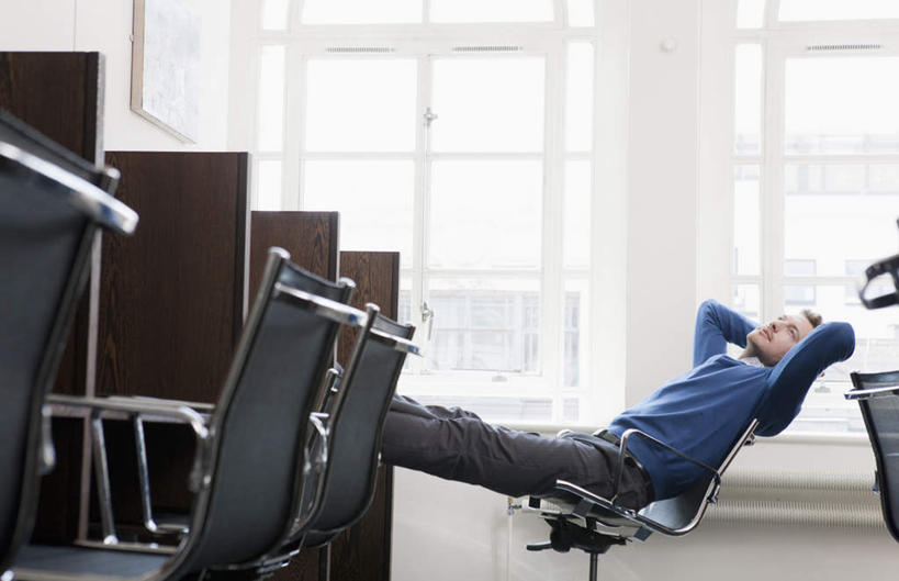 西方人,一个人,商务人士,商务男性,办公室,坐,横图,室内,白天,侧面,衬衫,窗户,桌子,椅子,欧洲,欧洲人,仅一个男性,仅一个人,抱头,套装,服装,办公桌,注视,休闲装,玻璃窗,仅一个年轻男性,衣服,观察,看,休闲,休闲服,服饰,观看,察看,双手抱头,关注,商务装,工薪阶层,捧首,捧头,男人,男性,年轻男性,白种人,白领,上班族,坐着,半身,彩图,衬衣