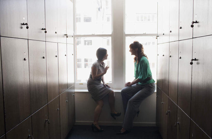 西方人,两个人,同事,商务人士,商务女性,办公室,坐,说,横图,室内,白天,侧面,讨论,成功,合作,团队,集体,信心,窗户,柜子,欧洲,欧洲人,套装,注视,队伍,玻璃窗,衣橱,观察,看,观看,察看,领导,成就,关注,商务装,合伙,领袖,工薪阶层,更衣橱,交流,女人,女性,中年女性,白种人,白领,上班族,沟通,讲话,交谈,商讨,说话,谈话,坐着,彩图,全身