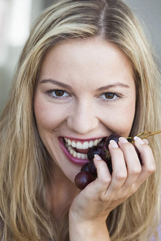 西方人,脸,头,脸颊,手,一个人,笑,吃,微笑,露齿笑,竖图,室内,特写,白天,正面,葡萄,水果,欧洲,欧洲人,仅一个年轻女性,仅一个女性,仅一个人,握,朦胧,模糊,新鲜,生食,食品,果实,拿,拿着,注视,食物,观察,看,手部,金色,握着,有机食品,绿色食品,观看,单手,察看,关注,年轻女性,女人,女性,白种人,头部,长发,直发,脸部,脸蛋,面部,山葫芦,蒲桃,草龙珠,嚼,食,半身,彩图