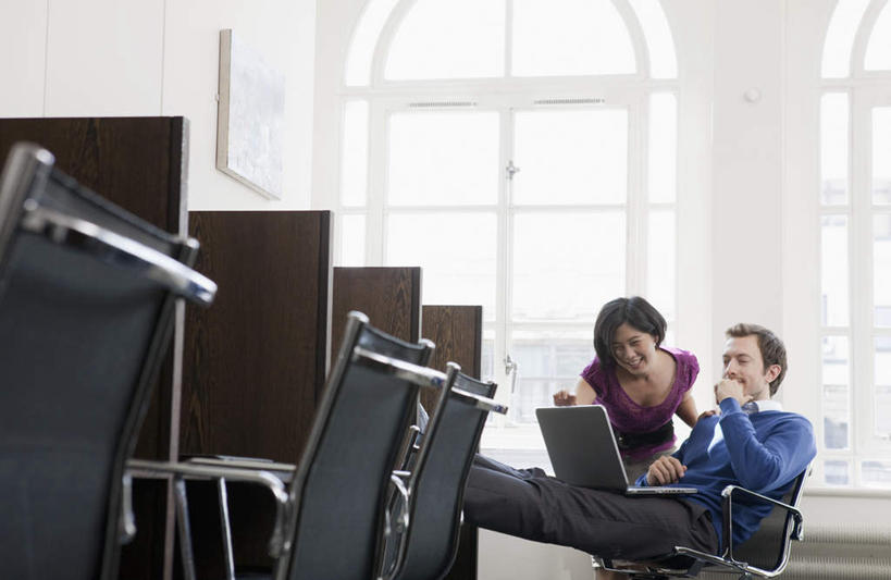 西方人,两个人,同事,商务人士,商务男性,商务女性,办公室,站,坐,笑,微笑,横图,室内,白天,正面,衬衫,成功,合作,团队,集体,信心,电脑,笔记本电脑,窗户,桌子,椅子,欧洲,欧洲人,弯腰,握,套装,网络,办公桌,拿,拿着,注视,通讯设备,队伍,玻璃窗,观察,看,站着,握着,观看,察看,无线,领导,成就,关注,通信设备,商务装,无线网络,合伙,领袖,无线上网,便携式电脑,工薪阶层,弯身,手提电脑,男人,男性,年轻女性,女人,女性,中年男性,白种人,白领,上班族,站立,坐着,半身,彩图,衬衣