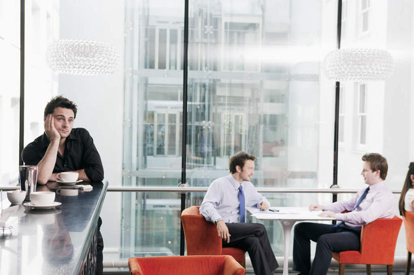 咖啡,西方人,三个人,同事,商务人士,商务男性,站,坐,说,横图,室内,白天,正面,衬衫,讨论,幸福,成功,合作,团队,集体,信心,餐桌,窗户,落地窗,桌子,杯子,椅子,欧洲,欧洲人,撑,套装,瓷器,咖啡杯,领带,陶瓷制品,托腮,注视,娱乐,队伍,玻璃窗,饮料,观察,看,托,站着,享受,休闲,温馨,放松,乐趣,餐台,观看,察看,提神,领导,舒适,象征,庄重,成就,关注,托下巴,咖啡店,瓷杯,醒脑,商务装,身份,咖啡屋,合伙,领袖,工薪阶层,软饮料,正式,地位,交流,男人,男性,年轻男性,白种人,白领,上班族,沟通,讲话,交谈,商讨,说话,谈话,站立,坐着,半身,彩图,衬衣,咖啡馆