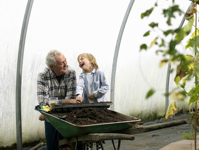 西方人,儿童,两个人,家庭,祖父,站,笑,微笑,露齿笑,横图,室内,白天,正面,纯洁,叶子,欧洲,欧洲人,撑,服装,朦胧,模糊,泥土,土壤,绿叶,温室,注视,休闲装,车,小孩,衣服,手推车,交通工具,观察,看,站着,休闲,温暖,温馨,一家人,休闲服,嫩叶,可爱,童年,童趣,服饰,设施,独轮车,爷爷,观看,祖孙,和睦,察看,暖房,撑着,防寒,关注,加温,载具,透光,保温,童真,烂漫,无邪,外公,外祖父,外孙,外孙子,天真,老年男性,男孩,男人,男性,白种人,孙子,叶,叶片,站立,半身,彩图,融洽,男生