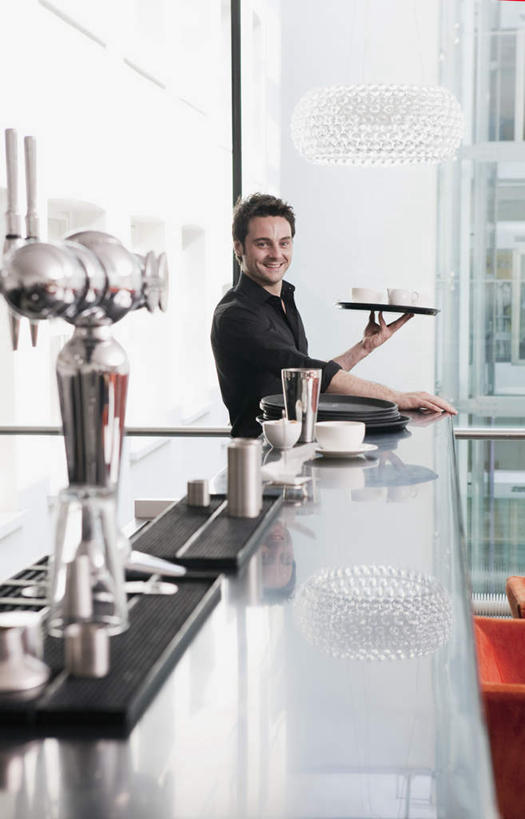 西方人,一个人,服务员,站,捧,竖图,室内,白天,侧面,餐桌,窗户,落地窗,桌子,杯子,餐具,欧洲,欧洲人,仅一个男性,仅一个人,握,服装,瓷器,碟子,盘,咖啡杯,陶瓷制品,拿,拿着,注视,休闲装,玻璃窗,仅一个年轻男性,衣服,盘子,碟,观察,看,站着,休闲,休闲服,握着,服饰,餐台,观看,察看,关注,咖啡店,瓷杯,咖啡屋,男人,男性,年轻男性,白种人,服务生,侍者,端,端着,捧着,手捧,站立,半身,彩图,咖啡馆