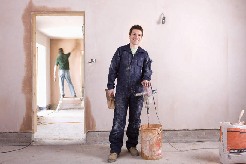 西方人,背部,两个人,伙伴,朋友,建筑工人,站,横图,室内,白天,正面,工作服,制服,友谊,合作,团队,门,装修,石膏,欧洲,欧洲人,握,装饰,材料,桶,塑料,墙,拿,拿着,注视,装潢,墙壁,墙面,工人,容器,塑料制品,门框,观察,看,站着,战略,握着,观看,储藏,油漆,保护,塑料桶,涂料,察看,储存,关注,联合,合谋,工作制服,配合,协作,男人,男性,中年男性,白种人,创可贴,熟石膏,建筑工,站立,彩图,全身,工作套服,贮存,护创胶布