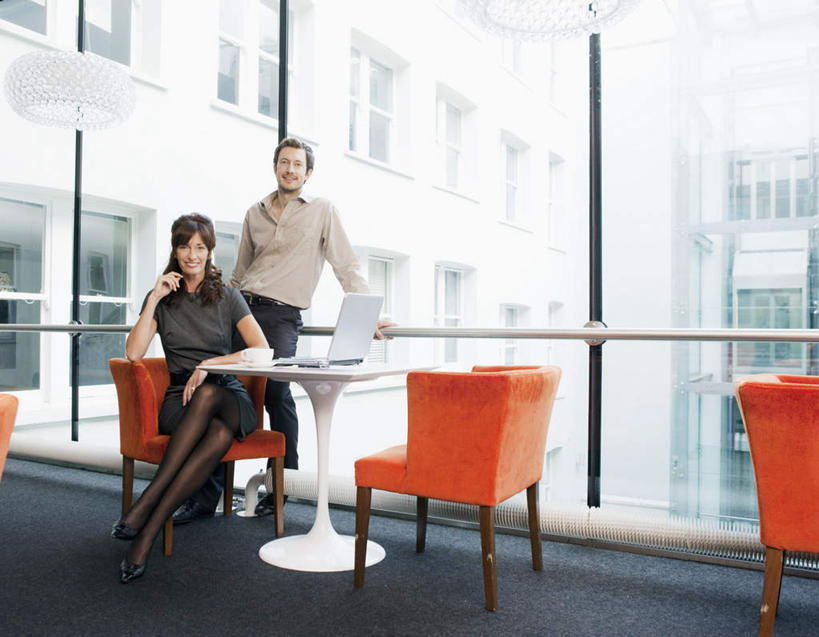 西方人,两个人,同事,商务人士,商务男性,商务女性,站,坐,横图,室内,白天,正面,衬衫,成功,合作,团队,集体,信心,电脑,笔记本电脑,餐桌,窗户,落地窗,桌子,椅子,欧洲,欧洲人,撑,套装,网络,注视,通讯设备,队伍,玻璃窗,观察,看,靠,靠着,站着,餐台,观看,察看,无线,领导,撑着,成就,关注,咖啡店,通信设备,商务装,无线网络,咖啡屋,合伙,领袖,无线上网,便携式电脑,工薪阶层,手提电脑,男人,男性,年轻男性,女人,女性,中年女性,白种人,白领,上班族,站立,坐着,彩图,全身,衬衣,咖啡馆