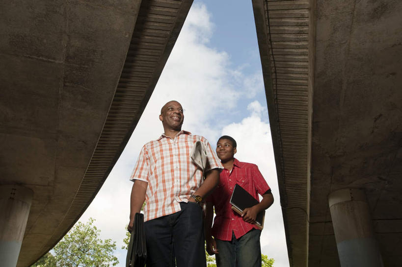 西方人,儿童,中年人,两个人,家庭,父亲,儿子,走,笑,微笑,露齿笑,横图,室外,白天,仰视,纯洁,植物,大桥,立交桥,桥梁,欧洲,欧洲人,握,包,公文包,云,云朵,高架,斜拉桥,桥,记事本,拿,云彩,拿着,注视,树,树木,小孩,蓝色,绿色,白云,蓝天,天空,自然,本子,笔记本,天,观察,看,温暖,温馨,父子,一家人,父爱,可爱,童年,童趣,握着,生长,晴朗,成长,公事包,观看,和睦,察看,关注,童真,烂漫,无邪,天真,男孩,男人,男性,中年男性,白种人,孩子,晴空,步行,散步,走路,半身,彩图,低角度拍摄,融洽,男生