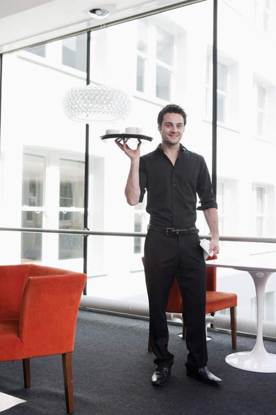 咖啡,西方人,一个人,站,捧,竖图,室内,白天,正面,工作服,制服,幸福,窗户,桌子,杯子,餐具,椅子,欧洲,欧洲人,仅一个男性,仅一个人,握,瓷器,碟子,盘,办公桌,咖啡杯,陶瓷制品,拿,拿着,注视,娱乐,玻璃窗,饮料,仅一个年轻男性,盘子,碟,观察,看,站着,享受,休闲,温馨,放松,乐趣,握着,观看,察看,提神,舒适,关注,咖啡店,瓷杯,醒脑,咖啡屋,软饮料,工作制服,男人,男性,年轻男性,白种人,端,端着,捧着,手捧,站立,彩图,全身,工作套服,咖啡馆