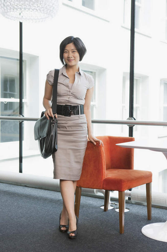 东方人,背,一个人,商务人士,商务女性,站,笑,微笑,竖图,室内,白天,正面,窗户,落地窗,桌子,椅子,亚洲,仅一个女性,仅一个人,握,套装,包,皮包,办公桌,拿,拿着,注视,黄种人,玻璃窗,背着,观察,看,站着,仅一个中年女性,握着,观看,单肩包,察看,关注,商务装,工薪阶层,背负,女人,女性,中年女性,亚洲人,白领,上班族,站立,彩图,全身