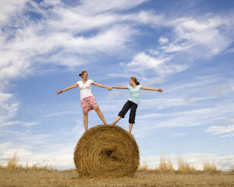 西方人,儿童,中年人,两个人,家庭,母亲,女儿,站,伸展双臂,握手,横图,室外,白天,仰视,纯洁,植物,欧洲,欧洲人,牵,服装,枯萎,云,云朵,干草,枯草,云彩,注视,休闲装,草,小孩,衣服,黄色,蓝色,白云,蓝天,天空,草垛,天,观察,看,站着,休闲,温暖,温馨,母女,一家人,休闲服,可爱,母爱,童年,童趣,服饰,晴朗,观看,牵着,和睦,察看,关注,童真,烂漫,无邪,干草垛,天真,女孩,女人,女性,中年女性,白种人,孩子,晴空,搀手,敞开双臂,拉手,伸开双臂,手拉手,手握手,展开双肩,站立,张开手臂,张开双臂,彩图,低角度拍摄,全身,融洽,女生