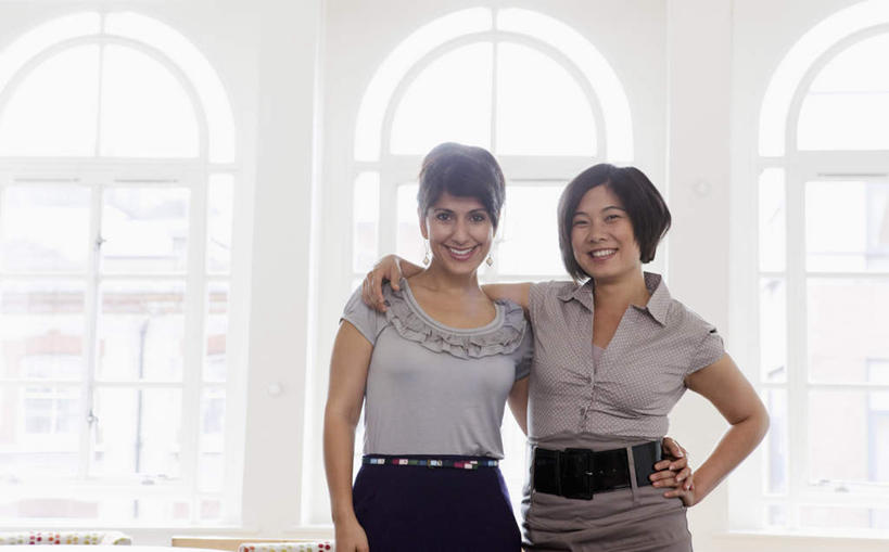 东方人,西方人,两个人,同事,商务人士,商务女性,站,笑,微笑,露齿笑,横图,室内,白天,正面,成功,合作,团队,集体,信心,窗户,欧洲,欧洲人,亚洲,套装,注视,黄种人,手叉腰,队伍,玻璃窗,叉腰,观察,看,站着,搭,观看,察看,领导,成就,搭着,关注,商务装,合伙,领袖,工薪阶层,女人,女性,中年女性,白种人,亚洲人,白领,上班族,站立,半身,彩图