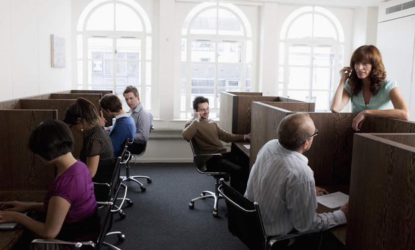 东方人,西方人,同事,商务人士,商务男性,商务女性,办公室,站,坐,说,横图,室内,白天,正面,衬衫,讨论,通讯,成功,合作,团队,集体,信心,电脑,显示器,鼠标,键盘,窗户,桌子,椅子,欧洲,欧洲人,亚洲,敲打,套装,网络,信息,办公桌,许多人,注视,黄种人,输入,输入设备,通讯设备,队伍,玻璃窗,耳机,耳麦,话筒,打字,观察,看,站着,一群人,台式电脑,通信,观看,点击,协调,敲击,察看,麦克风,领导,成就,关注,扩音器,通信设备,商务装,合伙,领袖,蓝牙,蓝牙耳机,传声器,工薪阶层,输出设备,微音器,交流,按键,男人,男性,女人,女性,中年男性,中年女性,白种人,亚洲人,白领,上班族,沟通,讲话,交谈,商讨,说话,谈话,站立,坐着,半身,彩图,衬衣