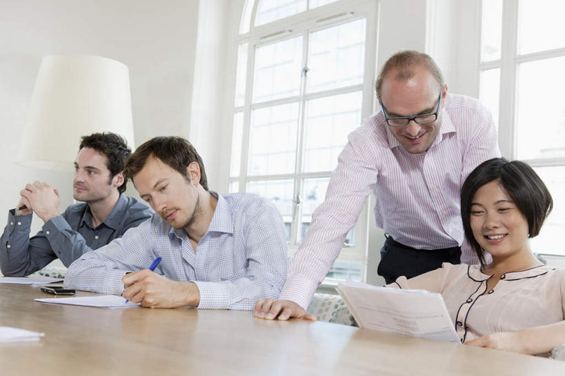 西方人,四个人,同事,商务人士,商务男性,商务女性,站,坐,说,横图,室内,白天,仰视,衬衫,讨论,成功,合作,团队,集体,信心,窗户,桌子,欧洲,欧洲人,握,套装,材料,档案,文件,纸,办公桌,拿,拿着,注视,队伍,玻璃窗,手稿,资料,观察,看,站着,握着,观看,证明,察看,领导,成就,关注,文档,商务装,合伙,领袖,工薪阶层,交流,男人,男性,女人,女性,中年男性,中年女性,白种人,白领,上班族,沟通,讲话,交谈,商讨,说话,谈话,站立,坐着,半身,彩图,低角度拍摄,衬衣