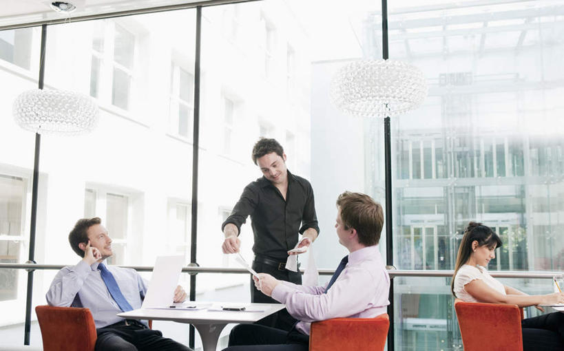 西方人,四个人,同事,商务人士,商务男性,商务女性,站,坐,说,横图,室内,白天,正面,衬衫,讨论,成功,合作,团队,集体,信心,窗户,桌子,椅子,欧洲,欧洲人,握,套装,材料,档案,文件,纸,办公桌,拿,拿着,注视,队伍,玻璃窗,手稿,资料,观察,看,站着,握着,观看,证明,察看,领导,成就,关注,文档,商务装,合伙,领袖,工薪阶层,交流,男人,男性,年轻男性,年轻女性,女人,女性,白种人,白领,上班族,沟通,讲话,交谈,商讨,说话,谈话,站立,坐着,半身,彩图,衬衣