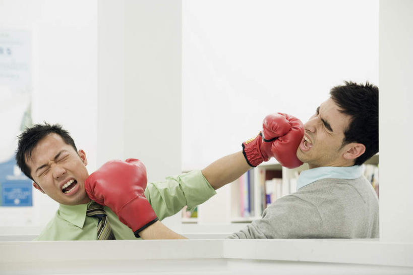 东方人,西方人,两个人,同事,商务人士,商务男性,办公室,站,闭眼,横图,室内,白天,正面,衬衫,安全,成功,合作,团队,集体,信心,书籍,欧洲,欧洲人,亚洲,套装,墙,防护,领带,拳击手套,黄种人,运动器械,队伍,墙壁,墙面,手套,站着,张嘴,健身器械,保护,领导,打击,攻击,象征,庄重,成就,袭击,冲击,保险,商务装,身份,健身器材,进攻,合伙,领袖,张大嘴巴,工薪阶层,保全,周全,安稳,安定,正式,地位,防护手套,平安,男人,男性,年轻男性,白种人,亚洲人,白领,上班族,书,图书,张开嘴,闭眼睛,闭着眼,闭着眼睛,站立,半身,彩图,衬衣,运动器材